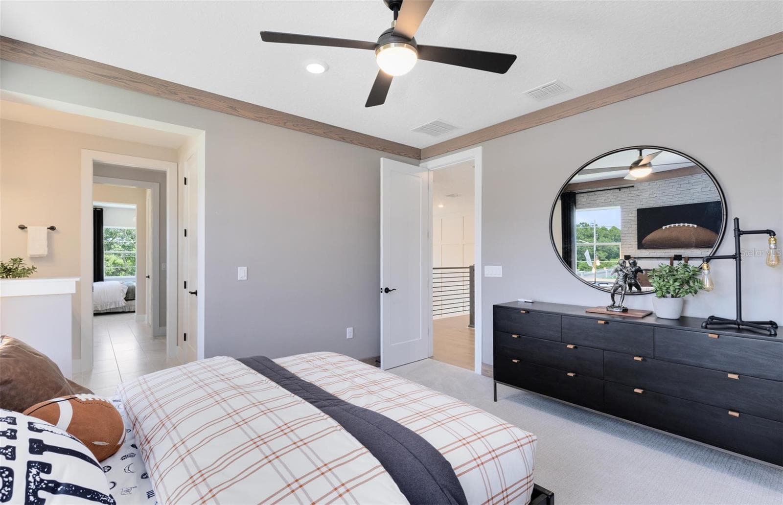 Actual home photo. Colors, finishes, textures and options may appear differently in person due to variations in monitors and viewing devices. - 16920 LONE OAK CIRCLE, ORLANDO