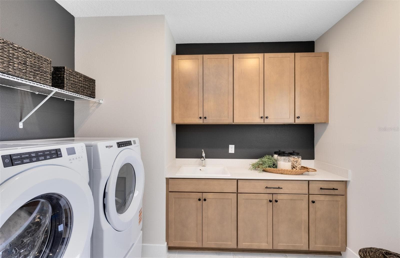 Actual home photo. Colors, finishes, textures and options may appear differently in person due to variations in monitors and viewing devices. - 16920 LONE OAK CIRCLE, ORLANDO