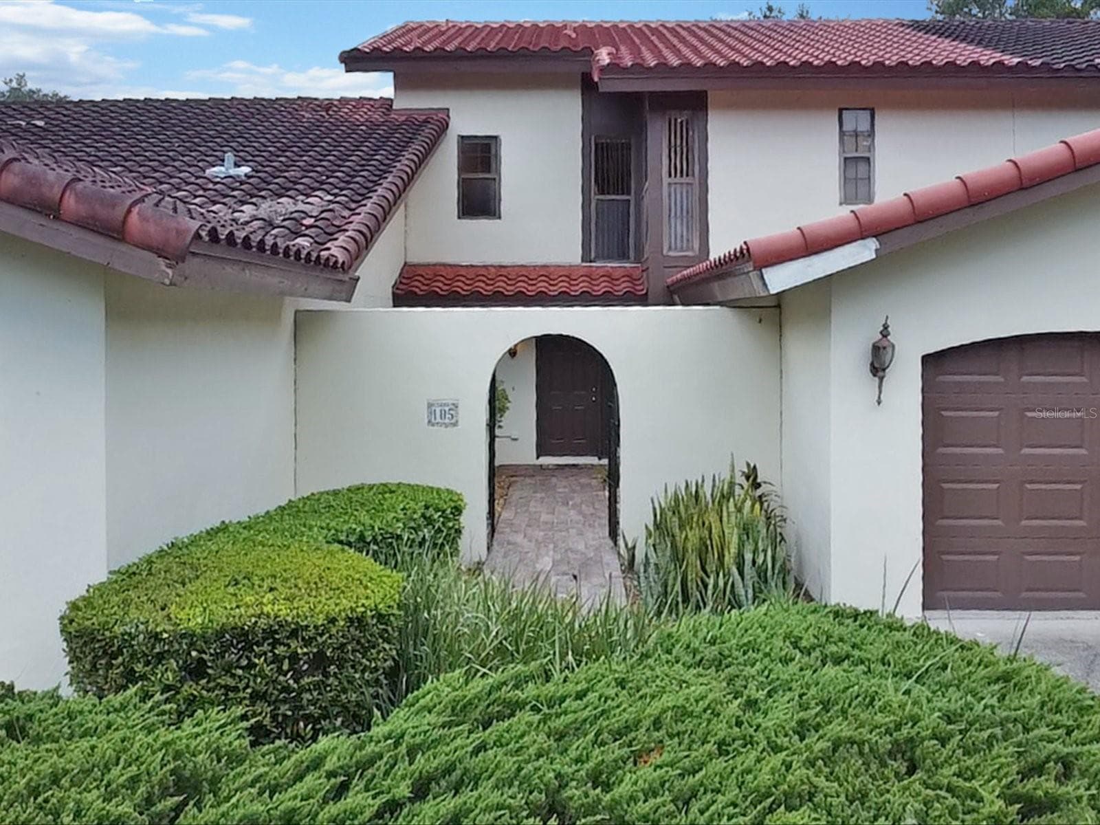 Beautiful landscaping handled by HOA - 105 COVENTRY LN, HAINES CITY