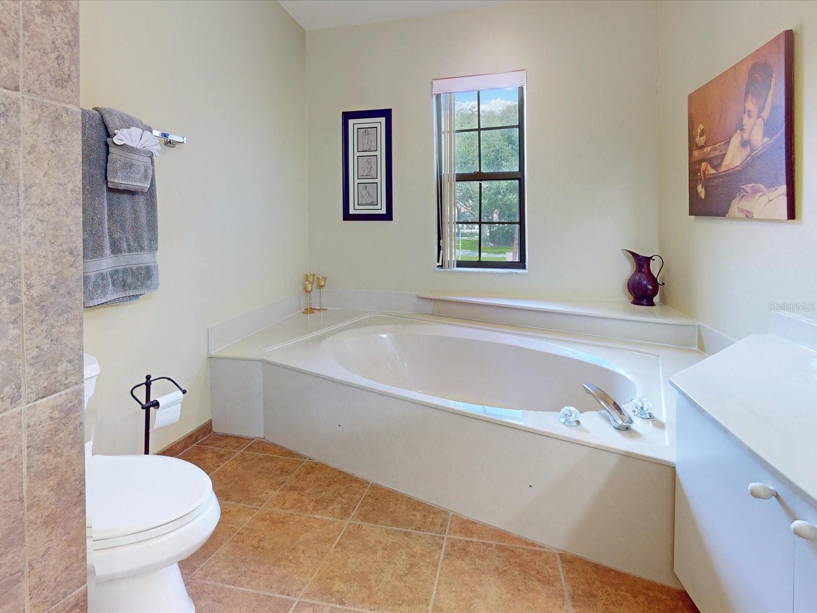 A glorious lounge tub with a separate standing shower - 105 COVENTRY LN, HAINES CITY