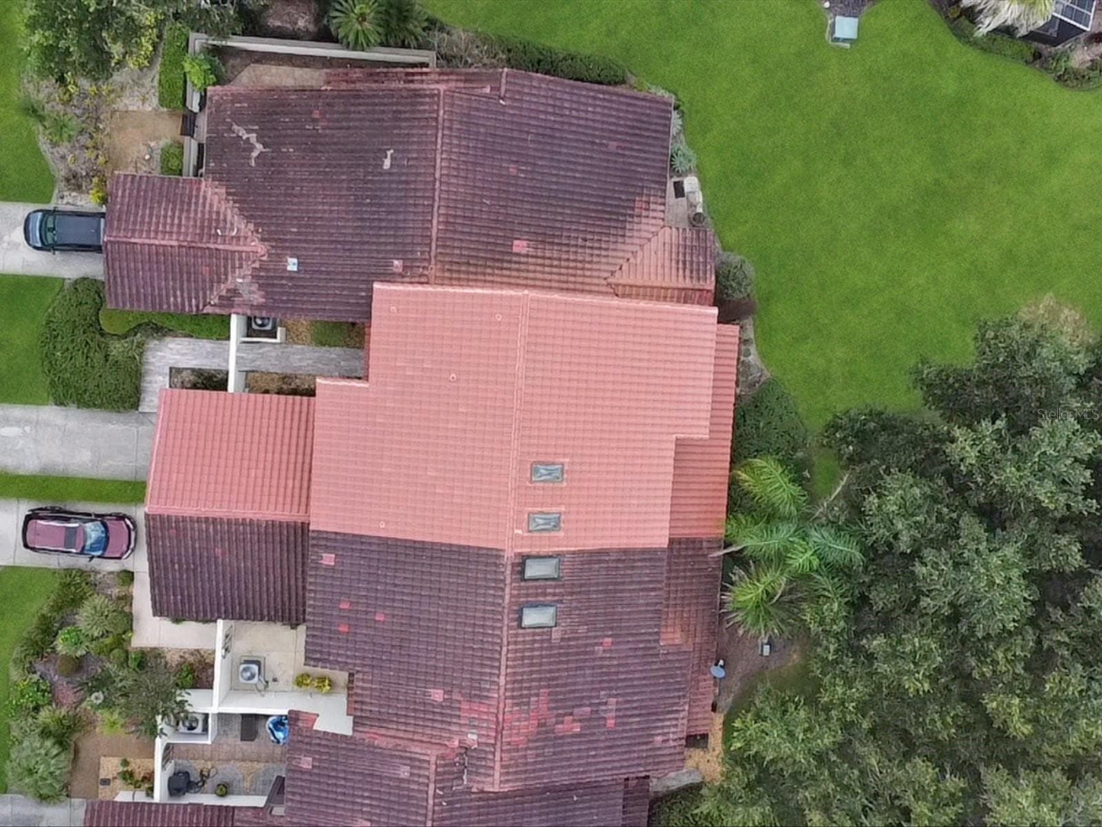Comes with a NEW ROOF - CLEAN -- just about a year old to finish the tour - 105 COVENTRY LN, HAINES CITY