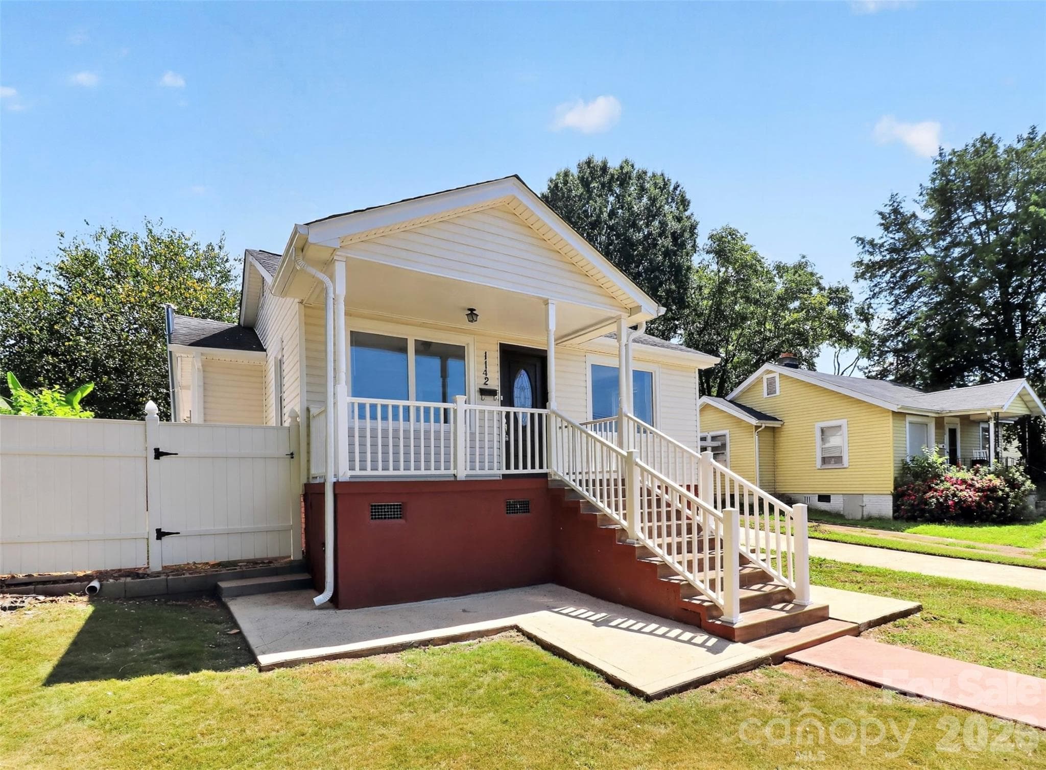 Single Family Residence at 1142 Eisenhower Road, Rock Hill, photo 2 of 33