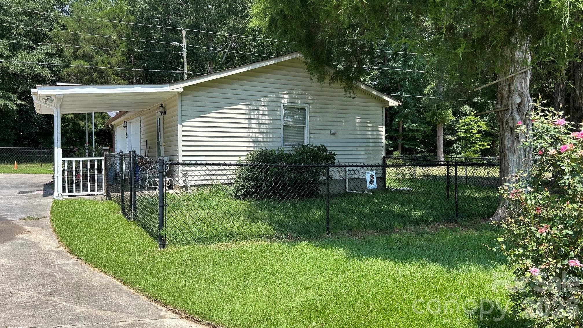 INLAW QUARTERS WITH FENCED DOG AREA ON SIDE - 2323 Cherry Road, Catawba