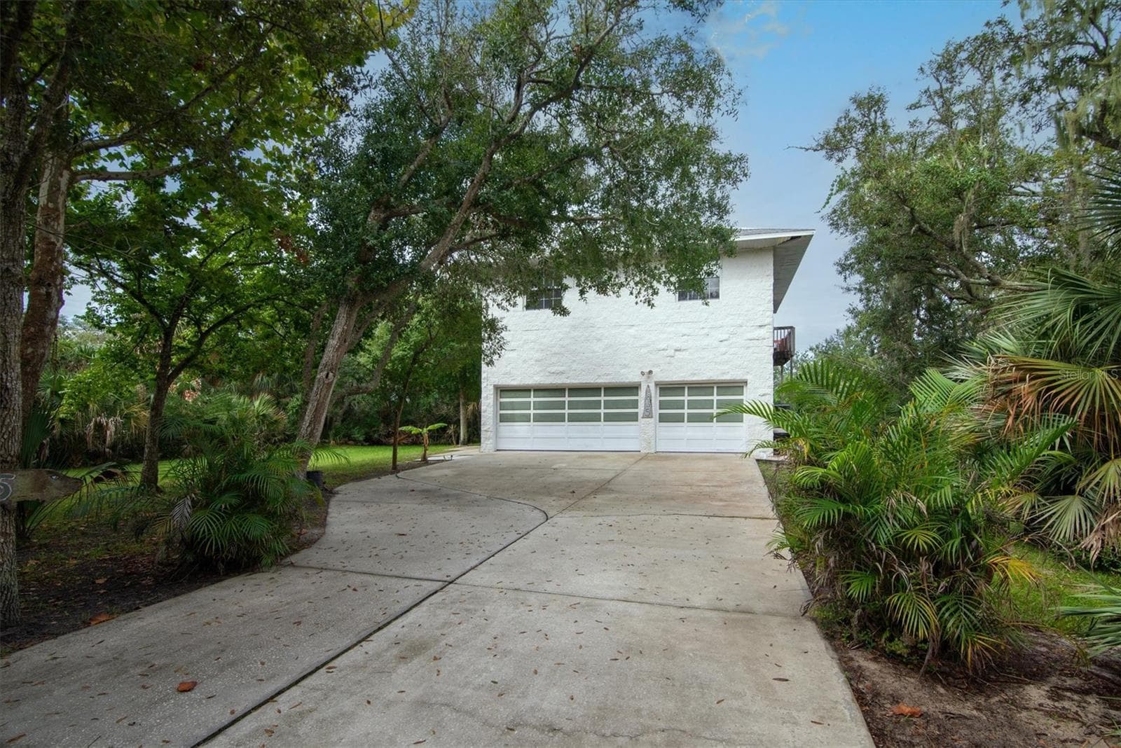 Front view of the home/driveway - 1835 OAK PL, FLAGLER BEACH