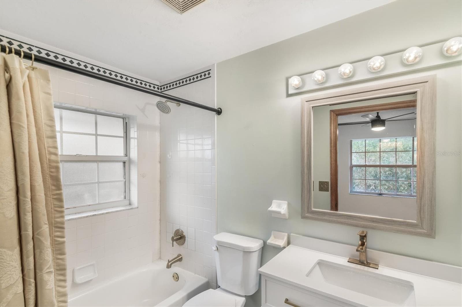 Master Bathroom - 1835 OAK PL, FLAGLER BEACH