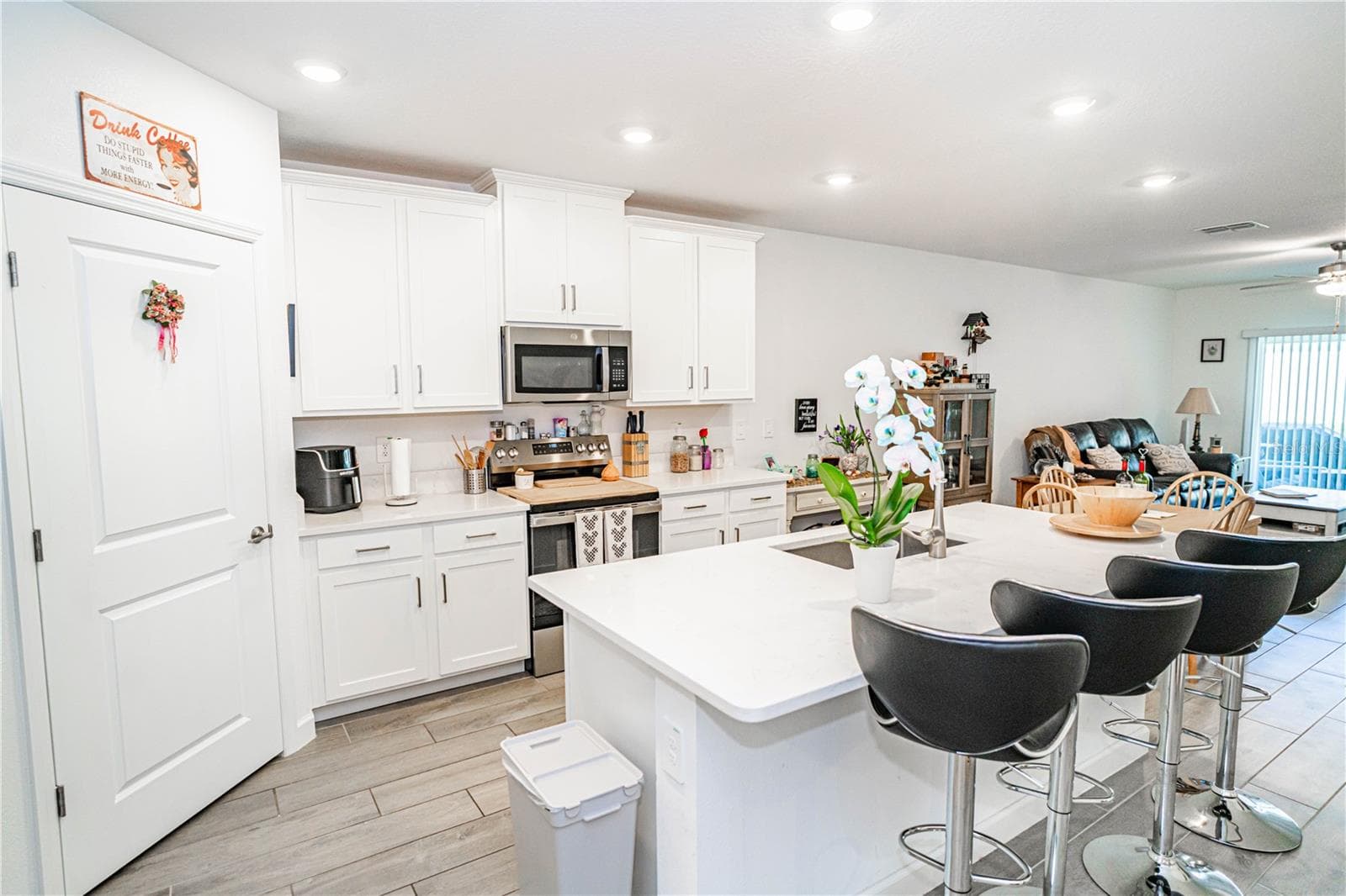 Modern and spacious kitchen with quartz countertops and stainless appliances - 10857 RUSTIC EVE CT, LAND O LAKES