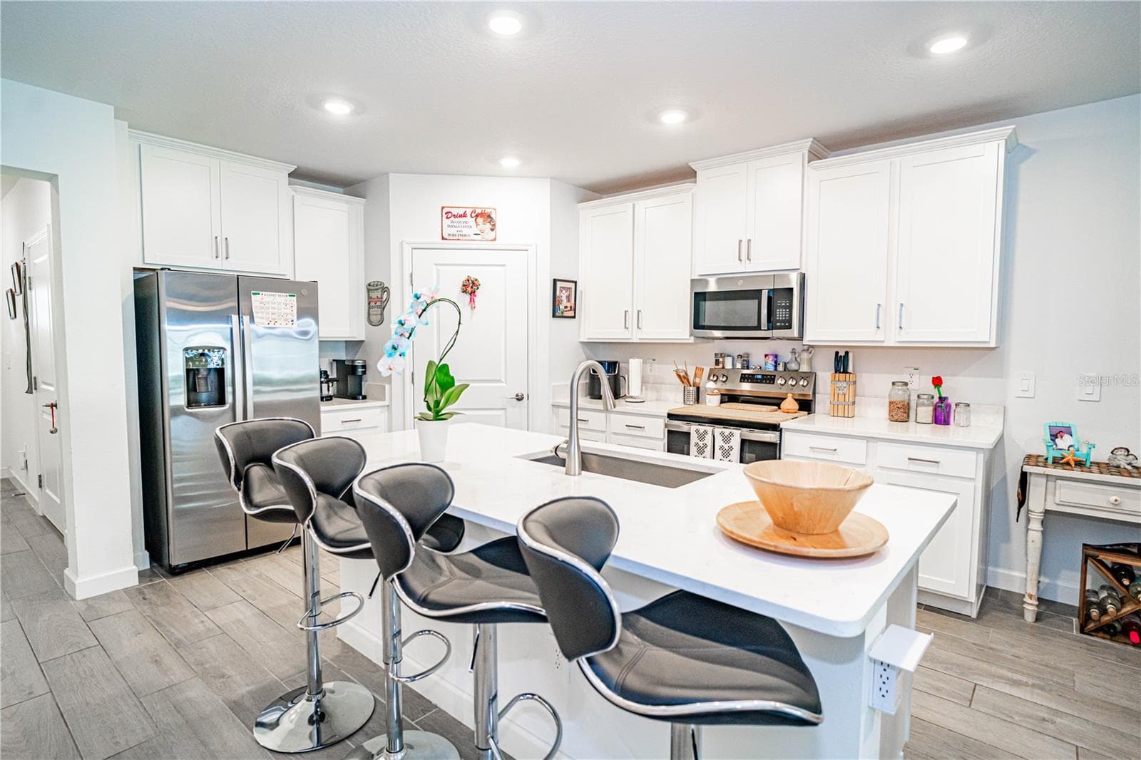 Modern and spacious kitchen with quartz countertops and stainless appliances - 10857 RUSTIC EVE CT, LAND O LAKES