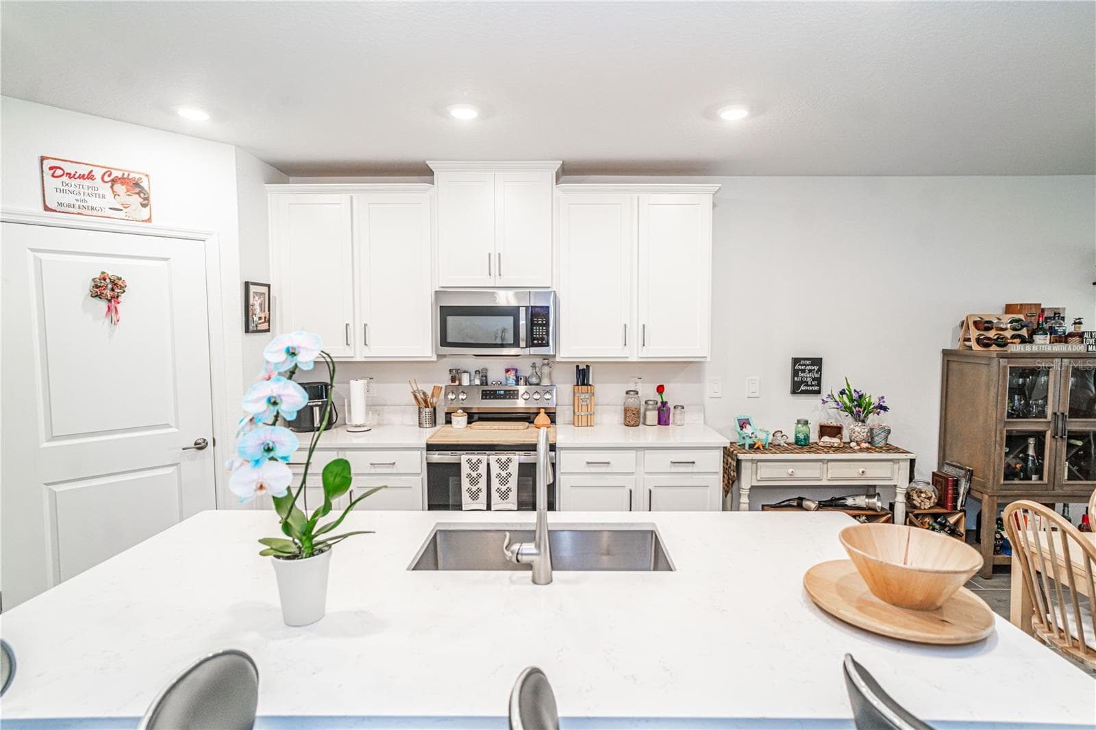 Modern and spacious kitchen with quartz countertops and stainless appliances - 10857 RUSTIC EVE CT, LAND O LAKES