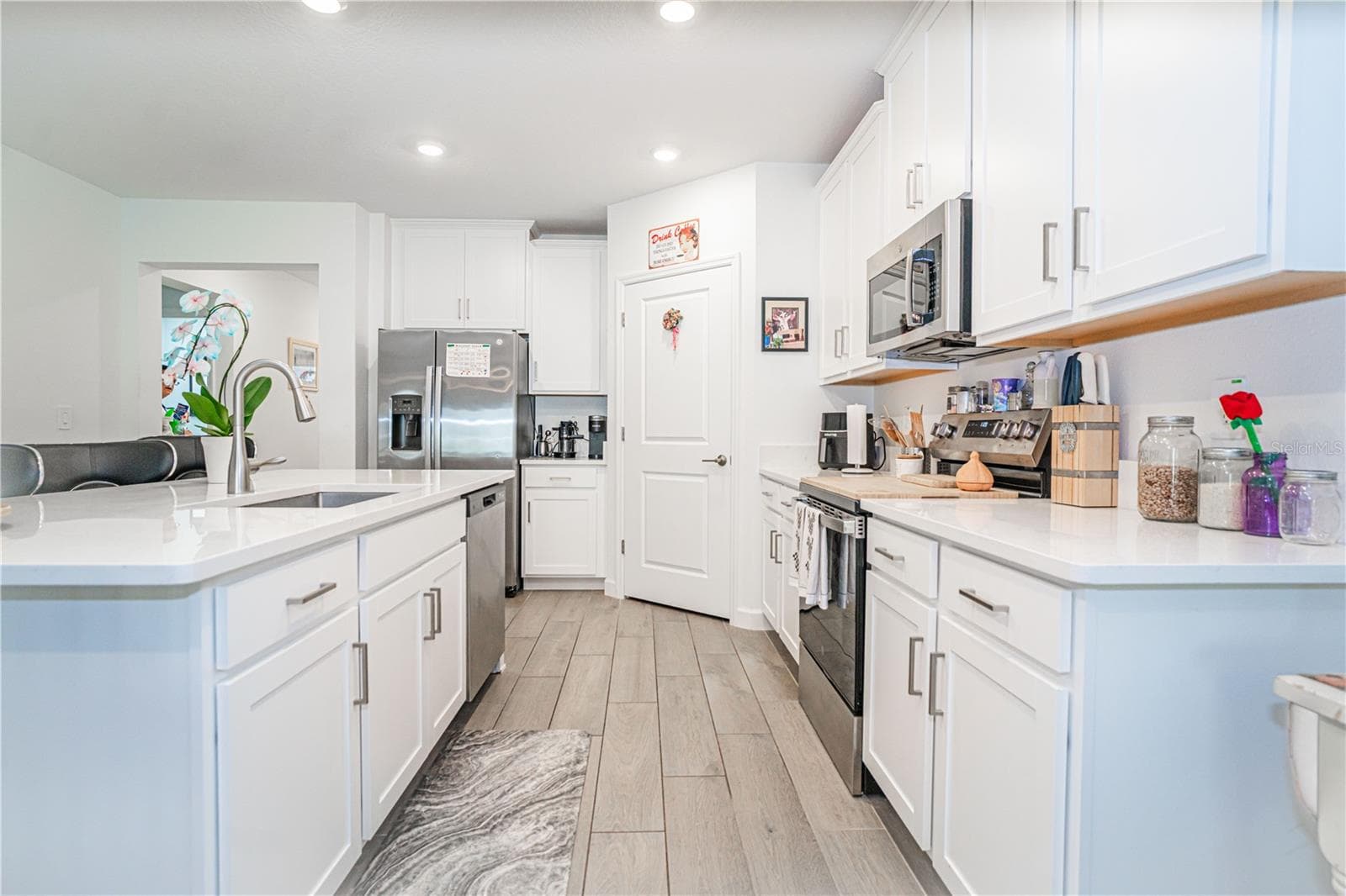 Modern and spacious kitchen with quartz countertops and stainless appliances - 10857 RUSTIC EVE CT, LAND O LAKES