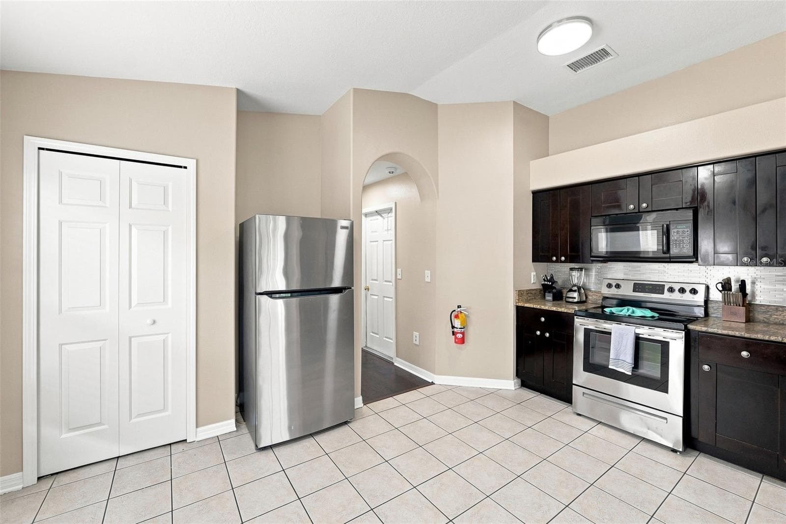 Functional Kitchen for Everyday Living - 6817 ARAMON CT, WESLEY CHAPEL