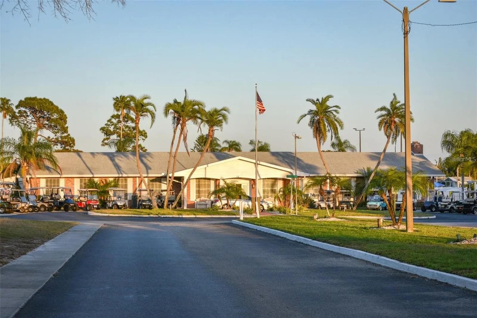 Desirable Village of Lake Tarpon golf cart community featuring a heated pool and low $110/mo HOA! - 183 PHILADELPHIA BLVD #22, PALM HARBOR