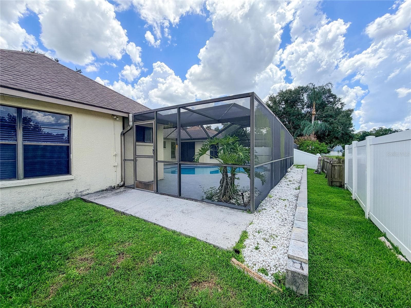 9542 Pebble Glen Ave Left from Rear - 9542 PEBBLE GLEN AVE, TAMPA