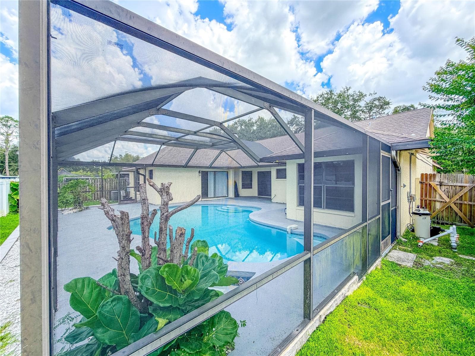 9542 Pebble Glen Ave Right from Rear - 9542 PEBBLE GLEN AVE, TAMPA