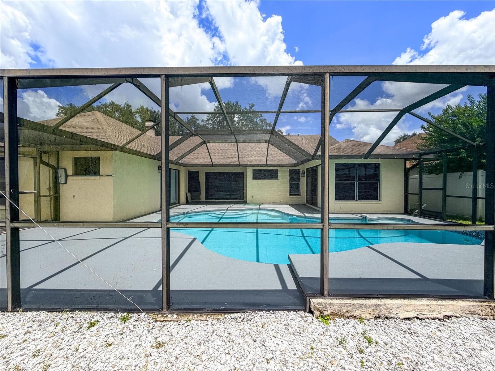 9542 Pebble Glen Ave Left Pool Deck and Screen from Rear - 9542 PEBBLE GLEN AVE, TAMPA