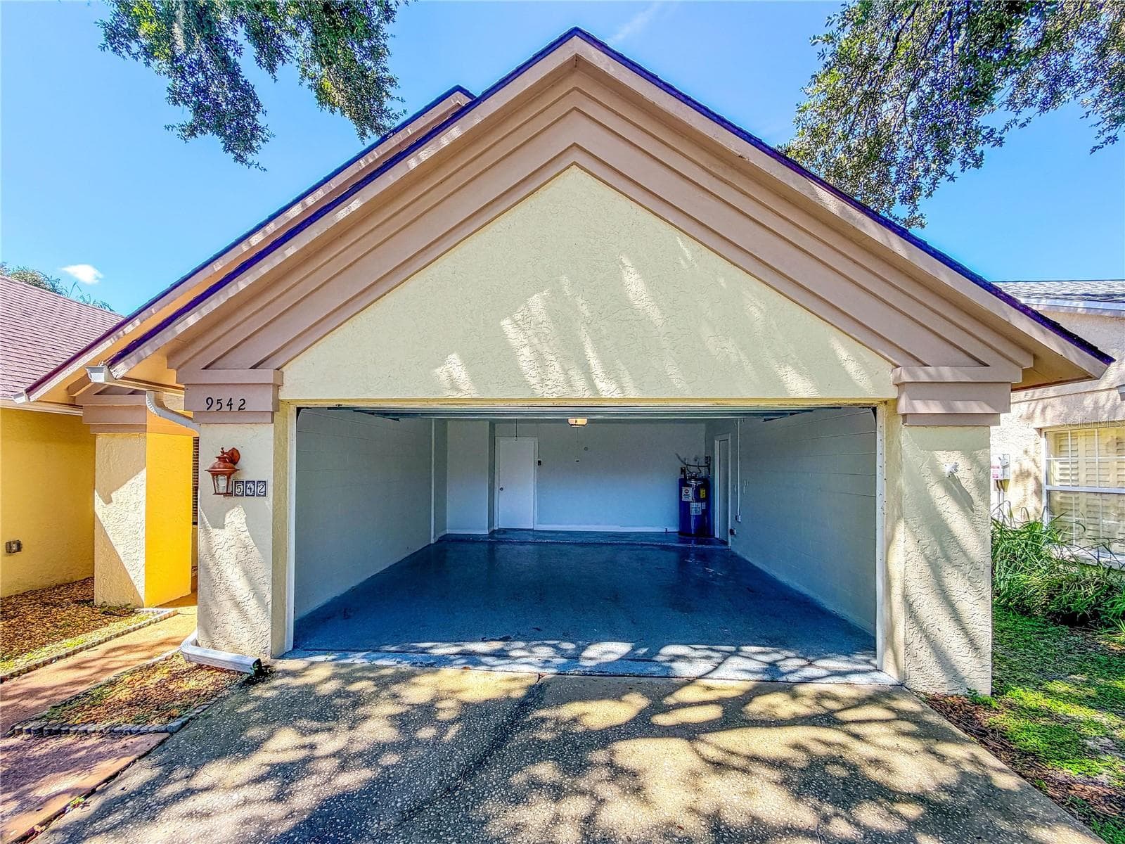 9542 Pebble Glen Ave Garage from Outside - 9542 PEBBLE GLEN AVE, TAMPA