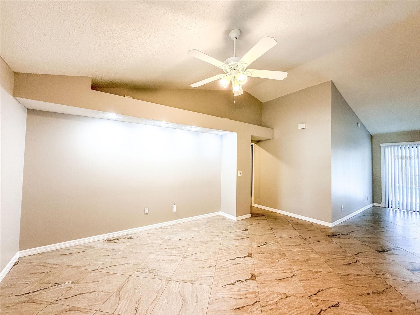 Living Room - 9542 PEBBLE GLEN AVE, TAMPA