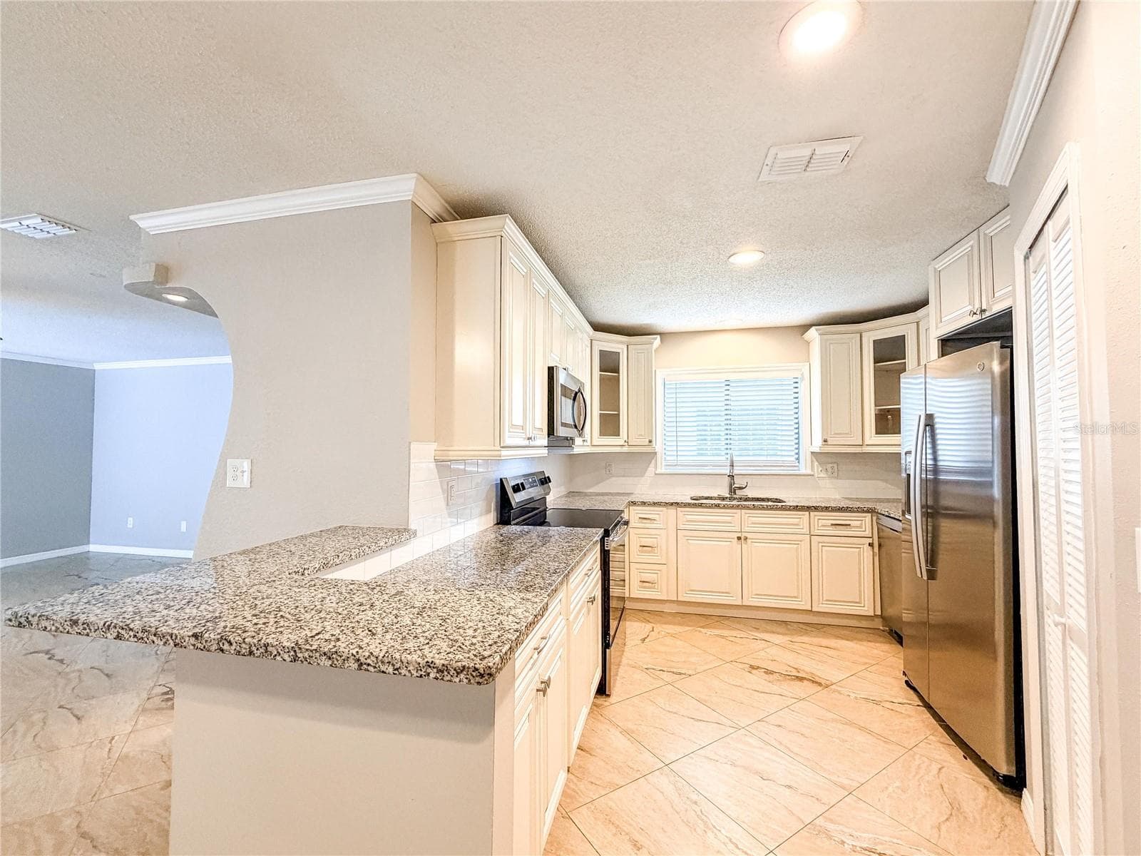 Kitchen - 9542 PEBBLE GLEN AVE, TAMPA