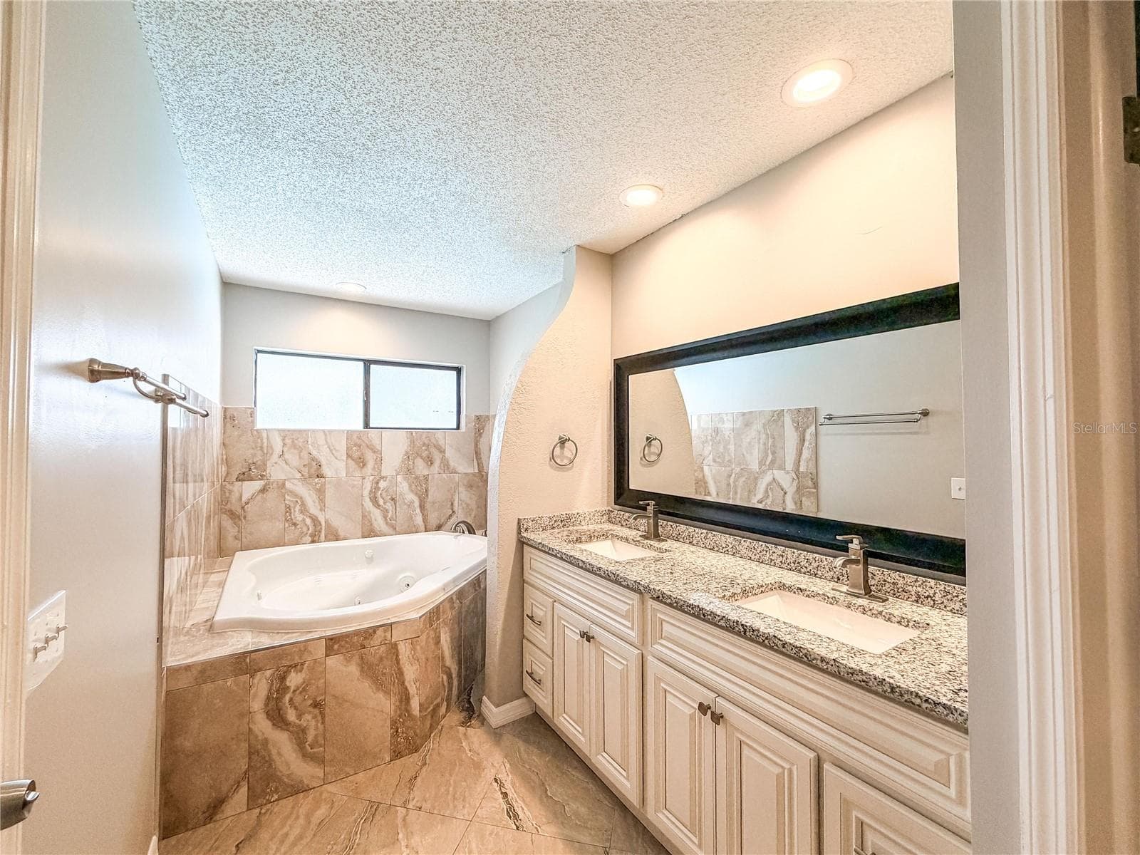 Primary Bathroom - 9542 PEBBLE GLEN AVE, TAMPA