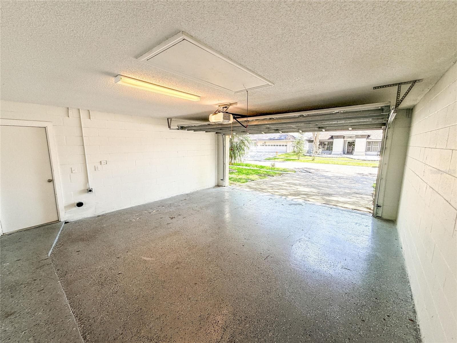 Garage - 9542 PEBBLE GLEN AVE, TAMPA