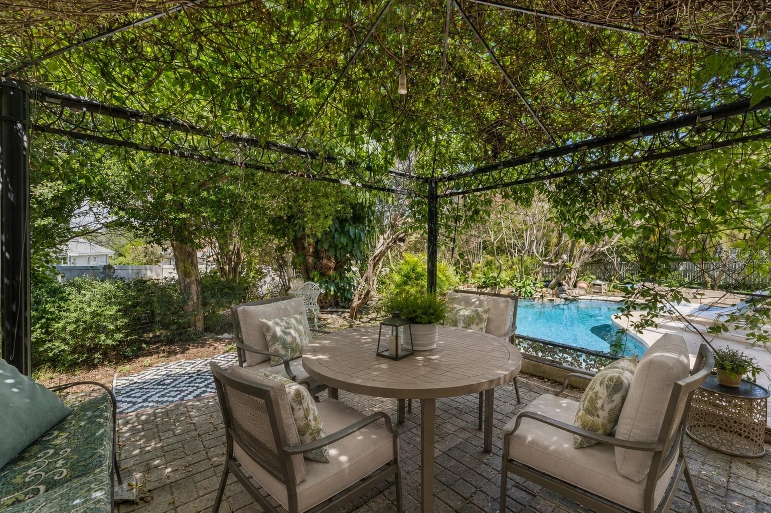 Virtually Staged. Naturally covered patio area overlooking your private pool. - 9130 DOLLANGER CT, ORLANDO