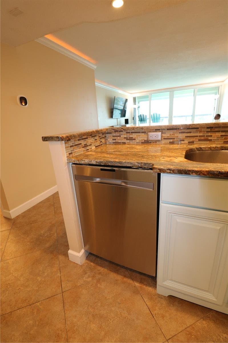 updated appliances - 9495 BLIND PASS RD #504, ST PETE BEACH