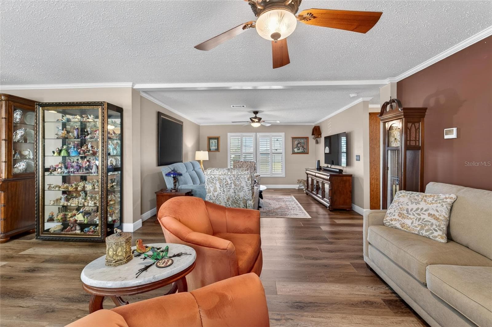 living room view to the family room area - 10039 STERLING AVE, DADE CITY