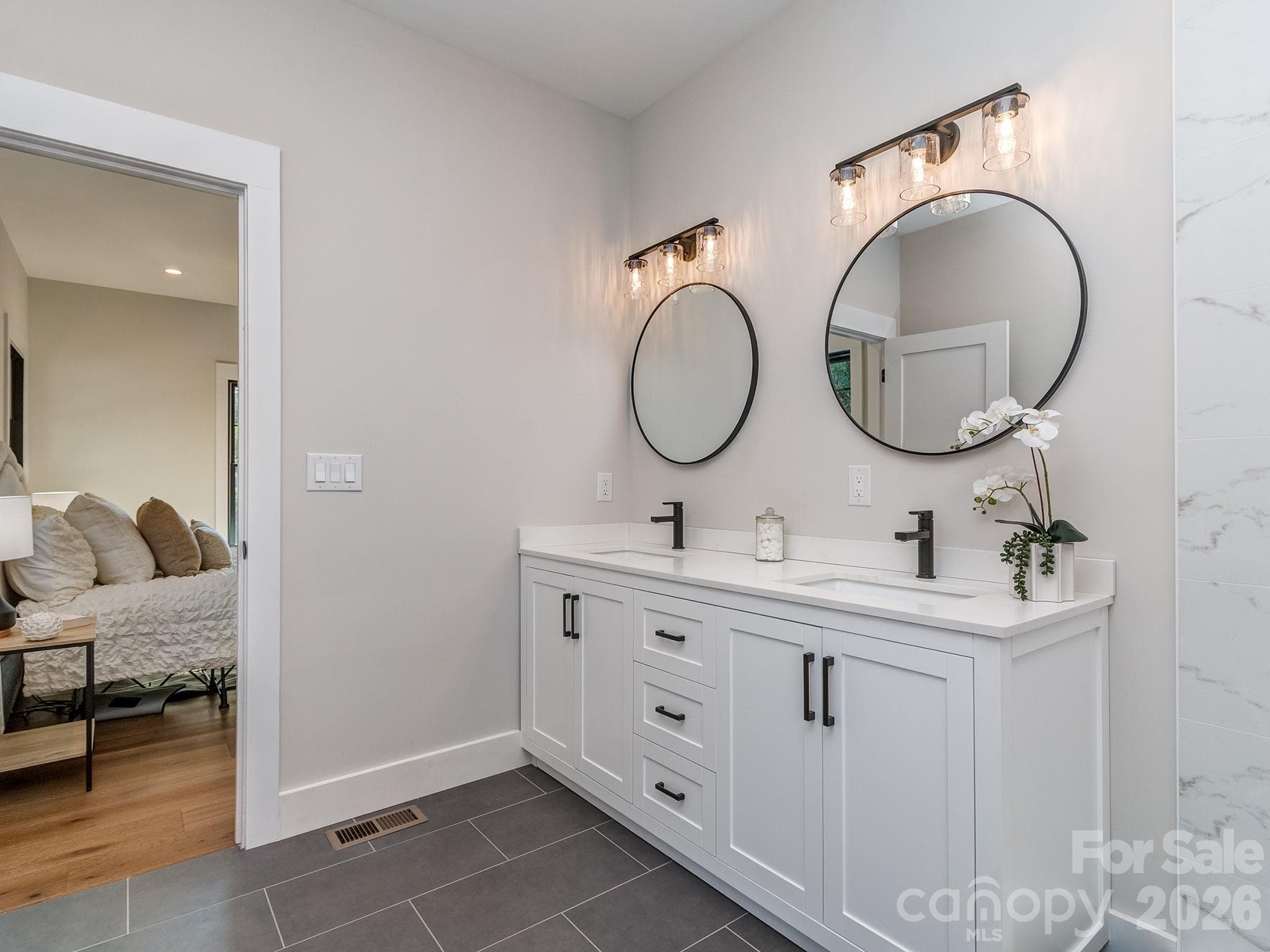 Ensuite double vanity - 4899 Moonlite Bay Drive, Sherrills Ford