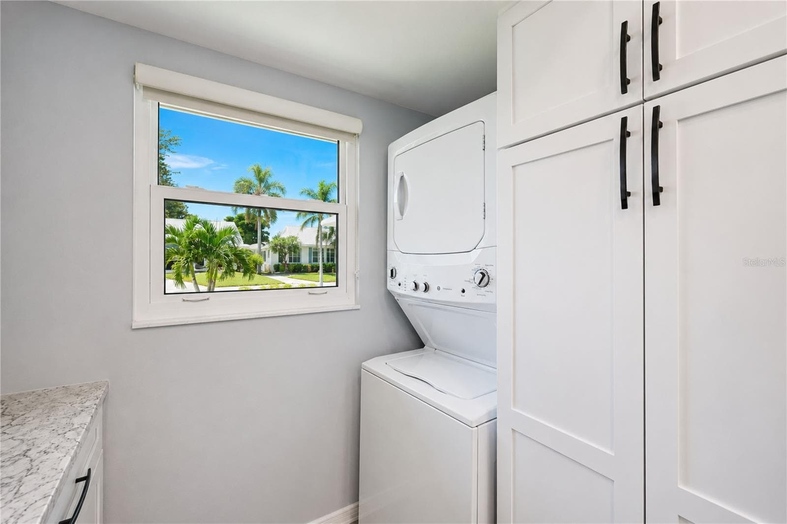 Laundry center - 9411 CONCORD CIR, BRADENTON