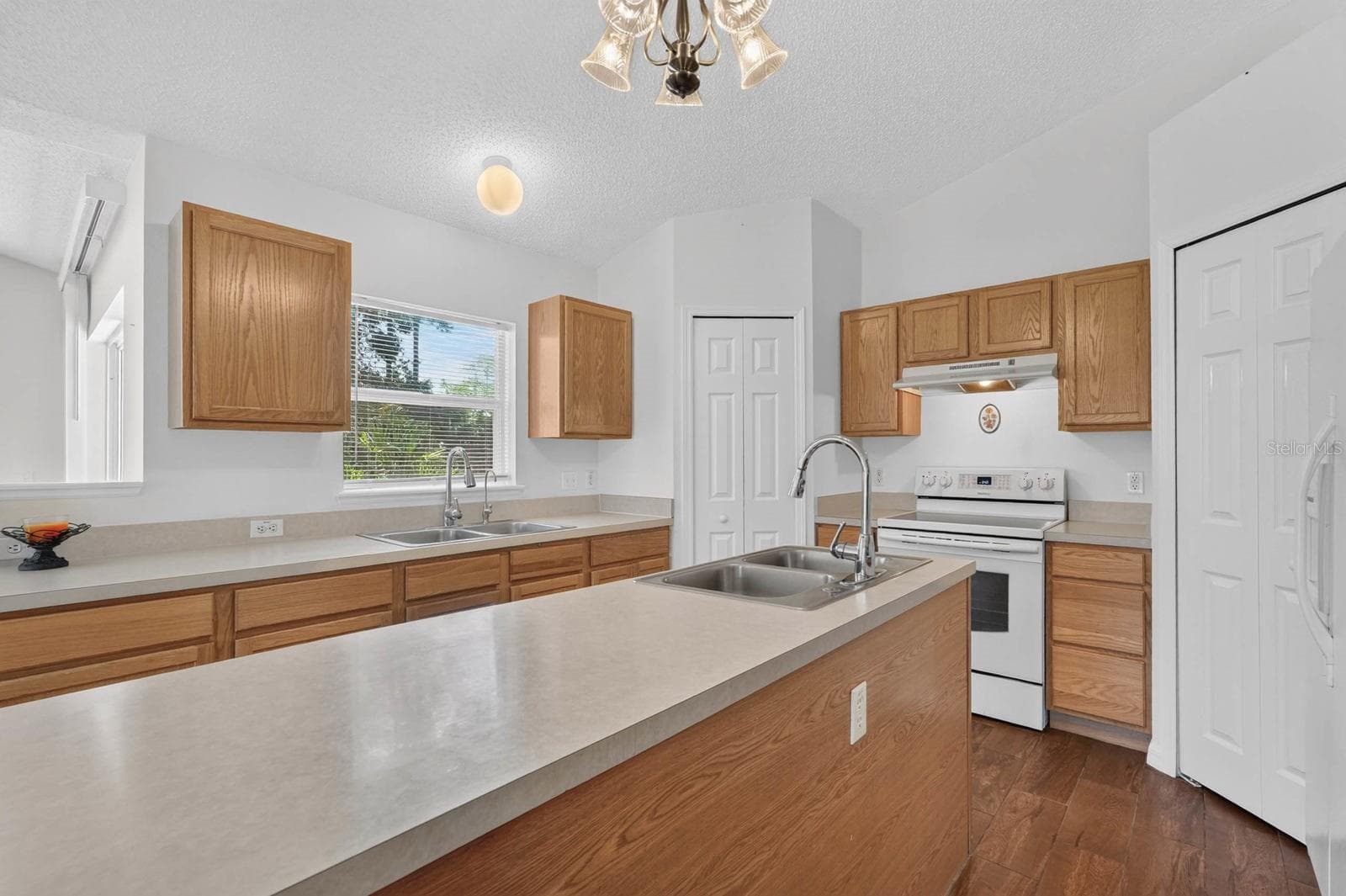 Kitchen - 99 PICKERING DR, PALM COAST