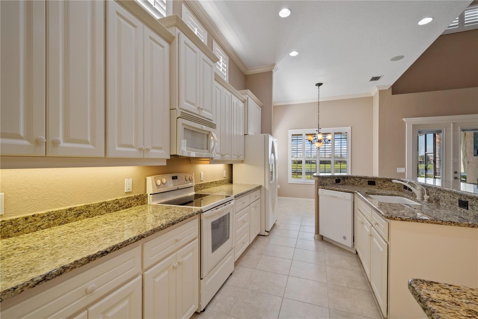 In addition to the new wall color the home also now has newer stainless steel appliances. - 2464 LAUREL GLEN DR, LAKELAND