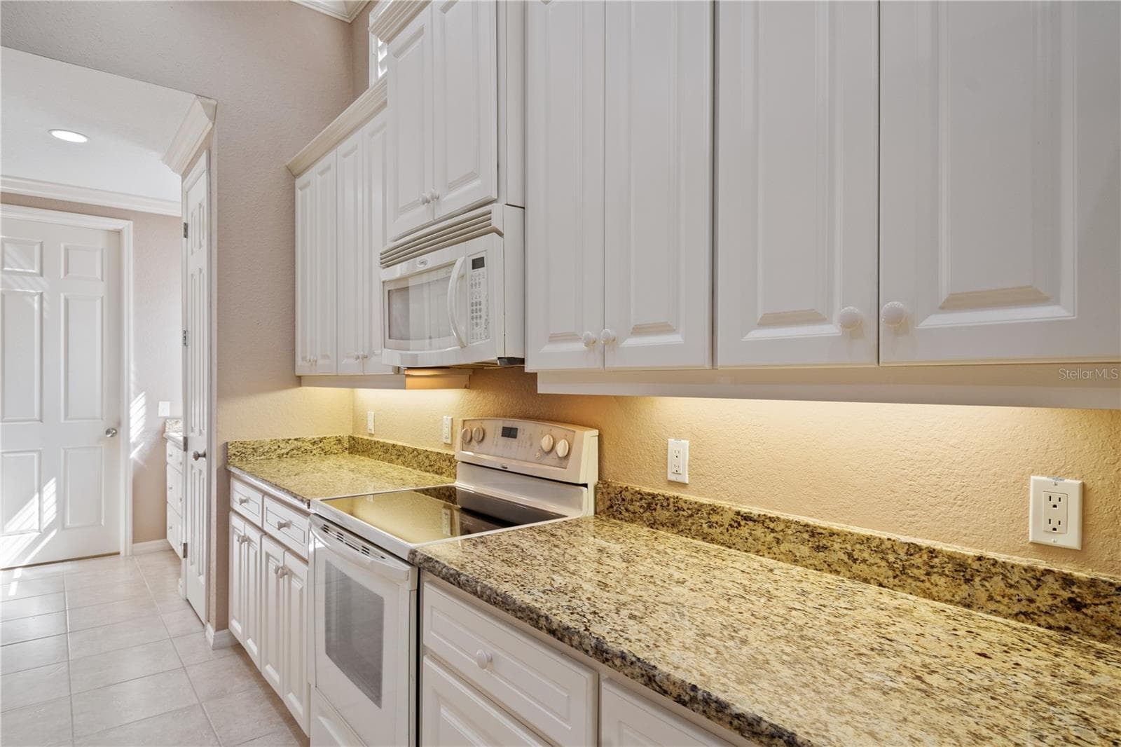 Bright white cabinets and under cabinet task lighting make time spent in the kitchen a joy. - 2464 LAUREL GLEN DR, LAKELAND