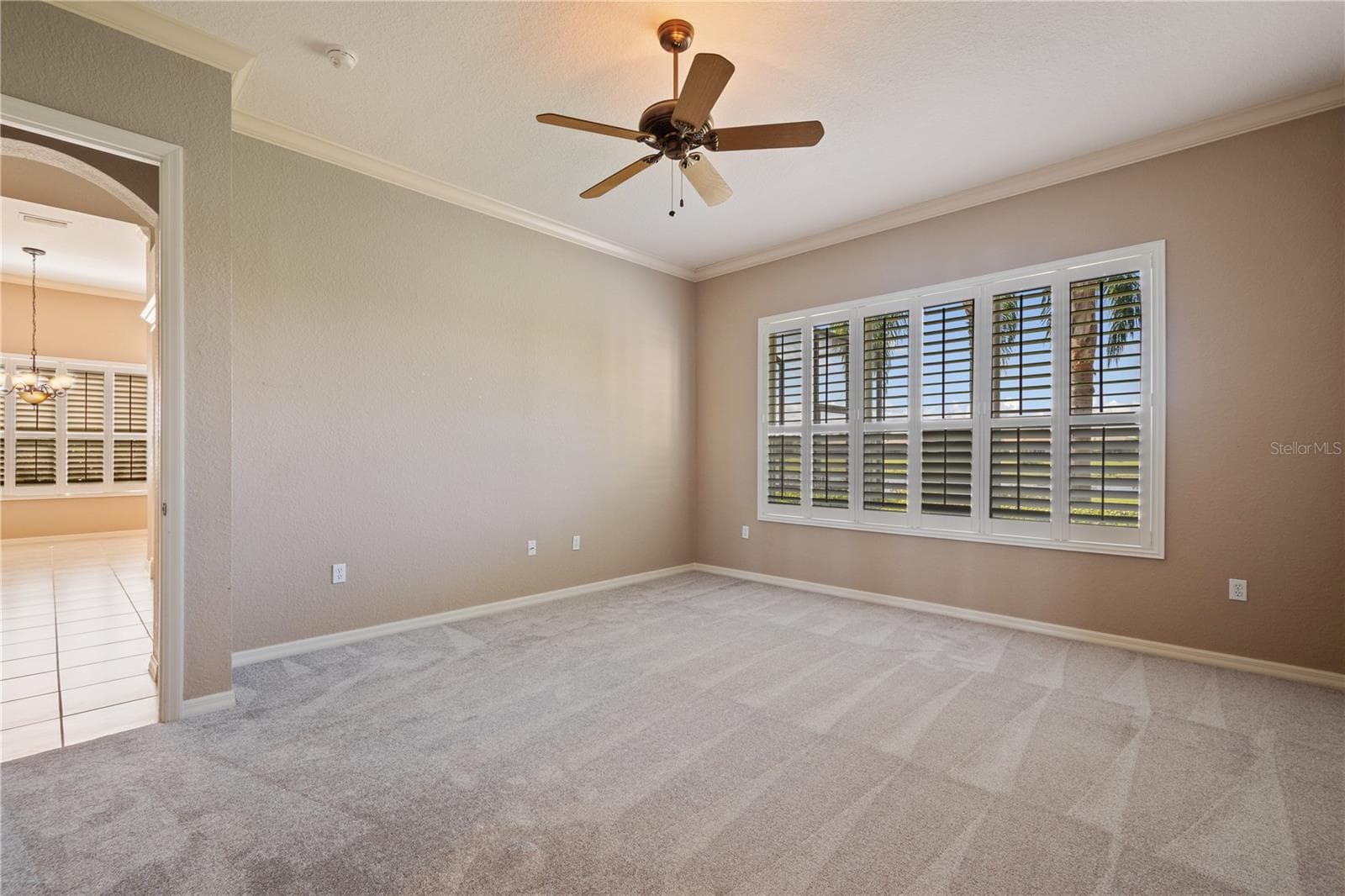 This spacious room provides sufficient space for larger furnishings. - 2464 LAUREL GLEN DR, LAKELAND