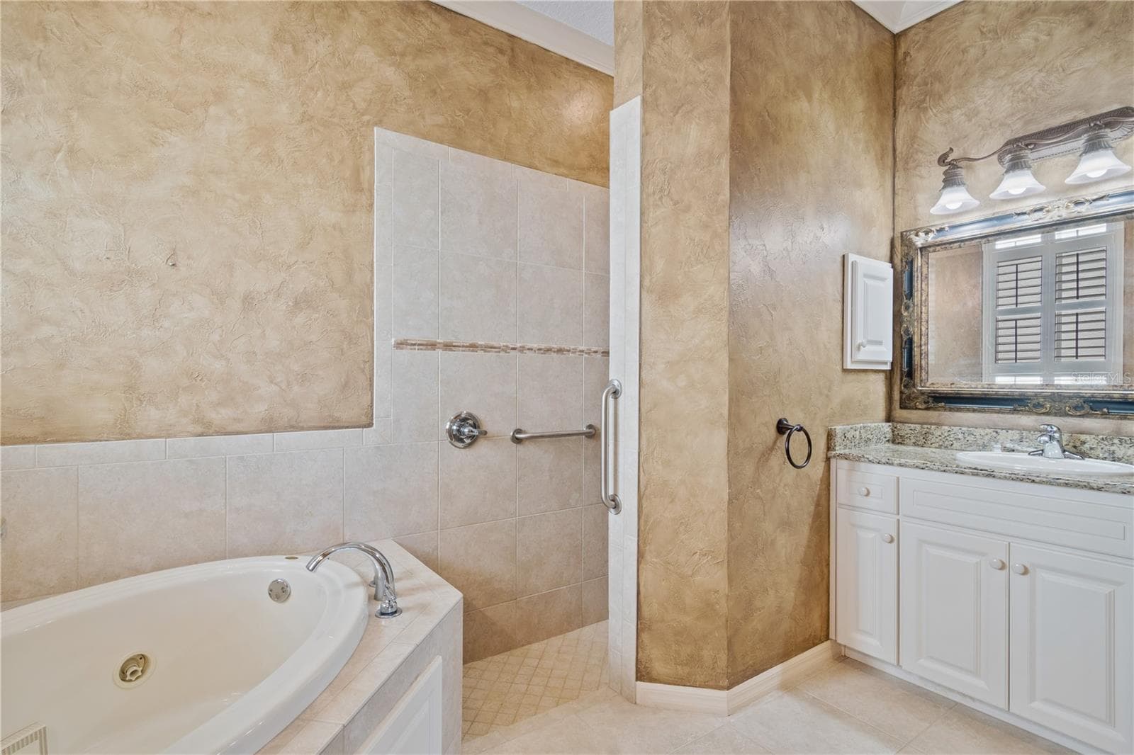 a fully tiled walk-in shower. - 2464 LAUREL GLEN DR, LAKELAND