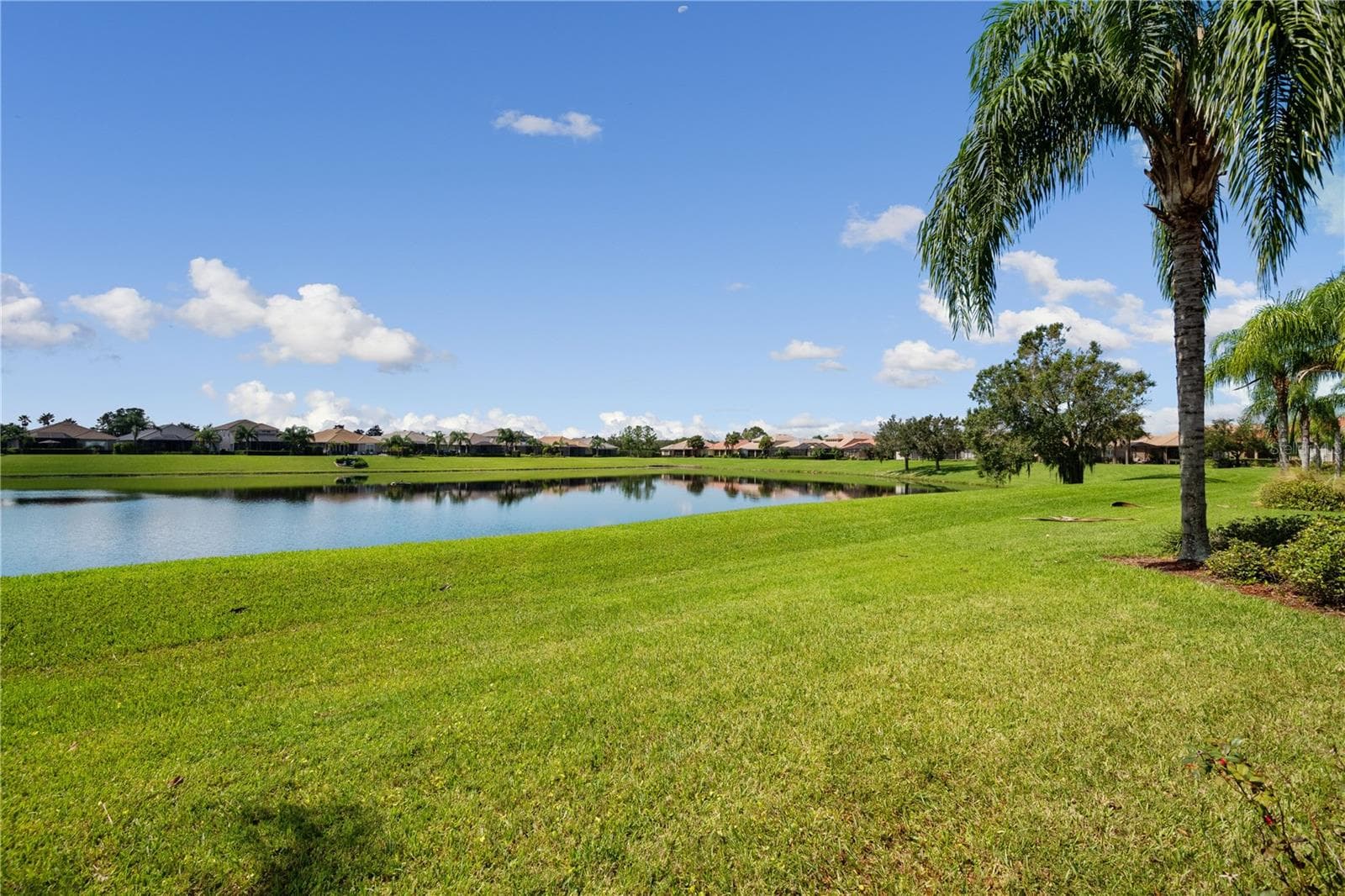 Ponds, fountains and common areas are all HOA maintained as well. - 2464 LAUREL GLEN DR, LAKELAND