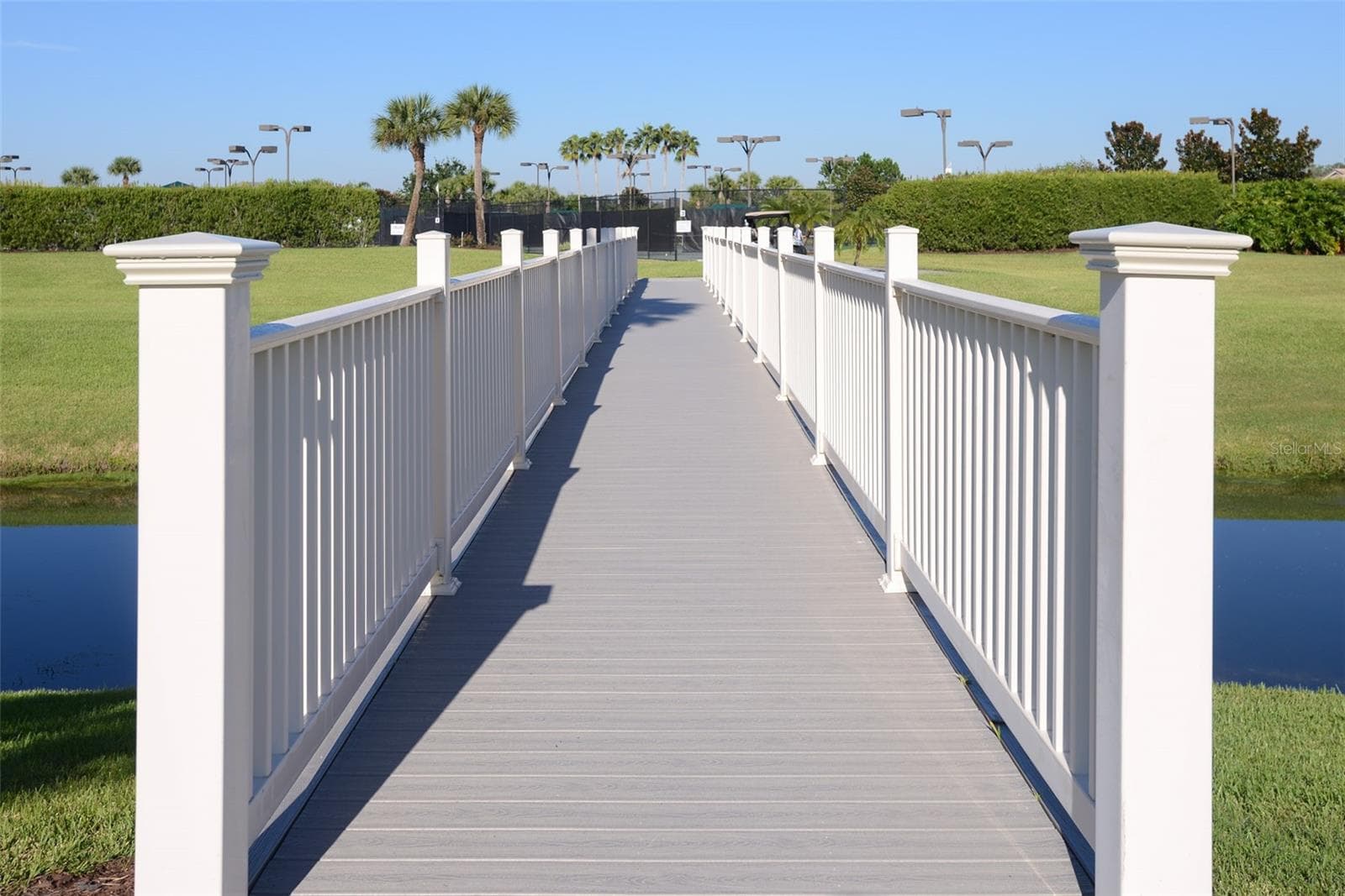 Stroll across the footbridge to the tennis and pickleball courts. - 2464 LAUREL GLEN DR, LAKELAND