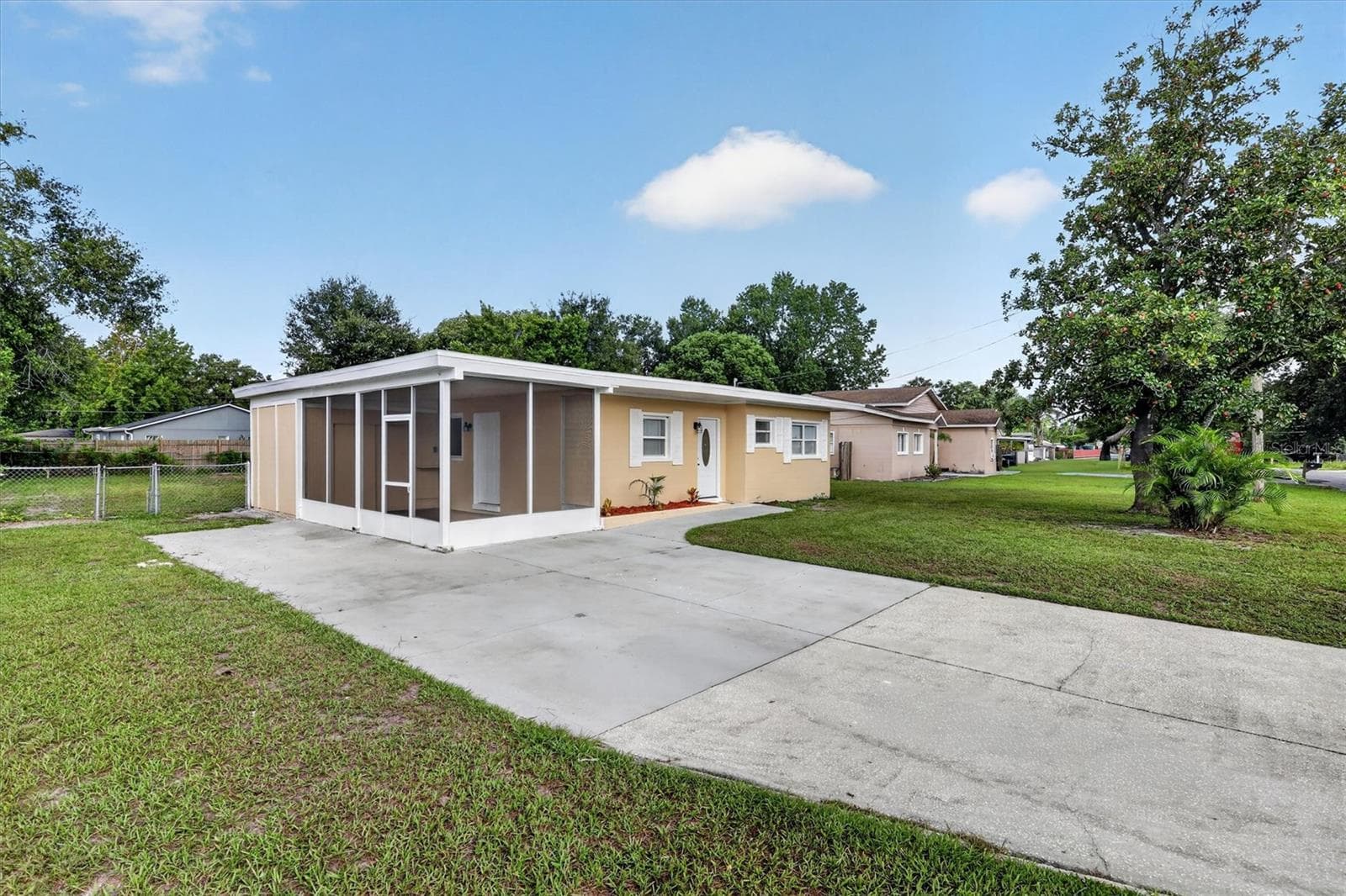 Extended driveway - 208 PALMYRA DR, ORLANDO
