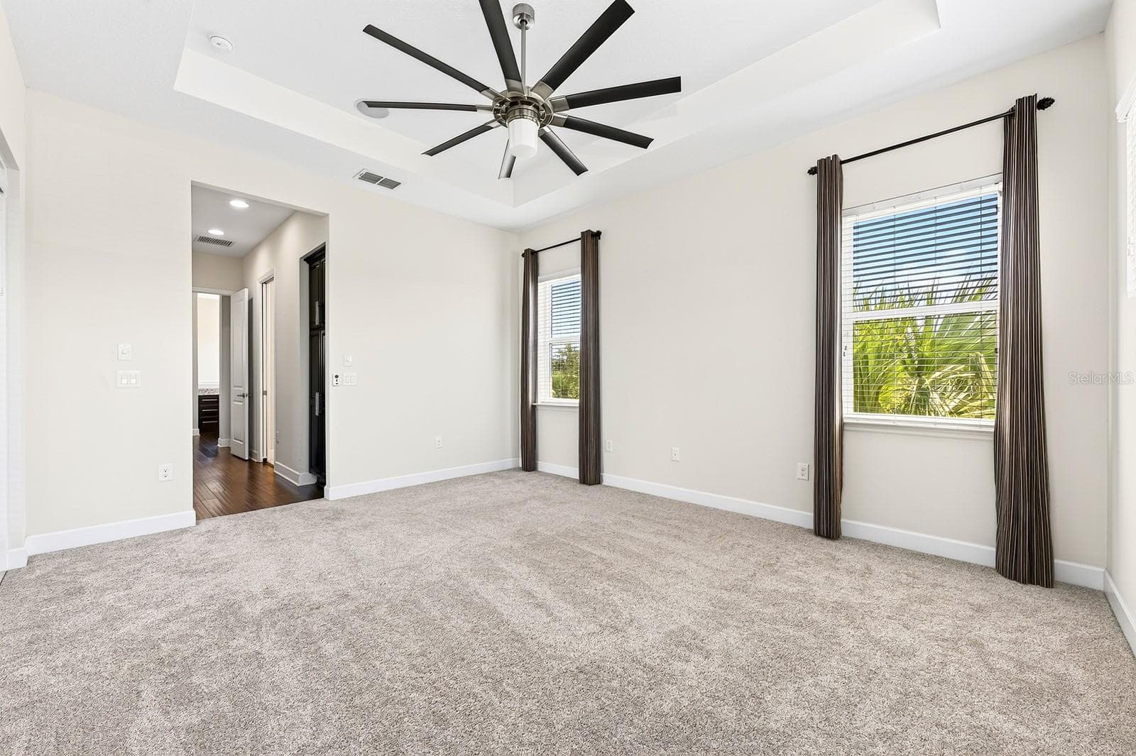 Light, bright and spacious primary suite. - 8130 LAUREATE BLVD, ORLANDO