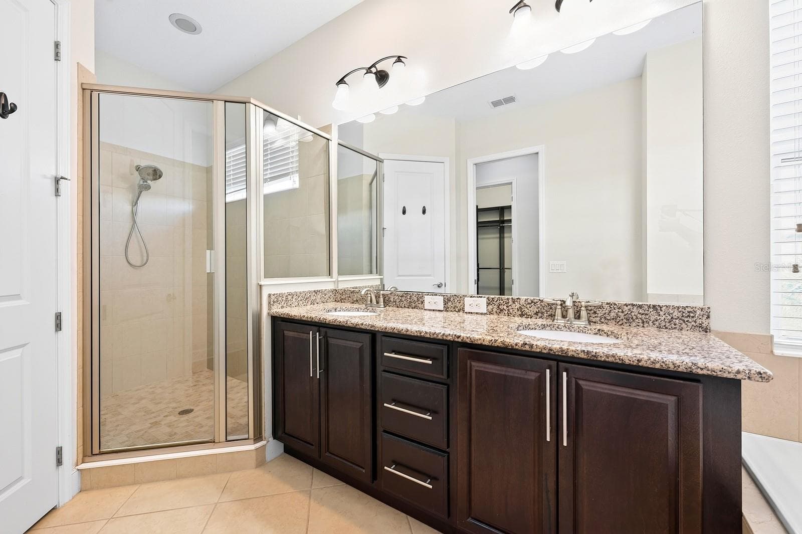 Primary en-suite bath. - 8130 LAUREATE BLVD, ORLANDO
