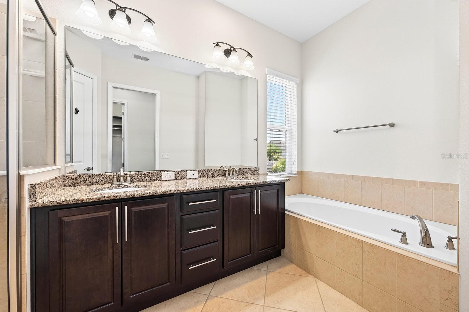 Primary en-suite bath. - 8130 LAUREATE BLVD, ORLANDO