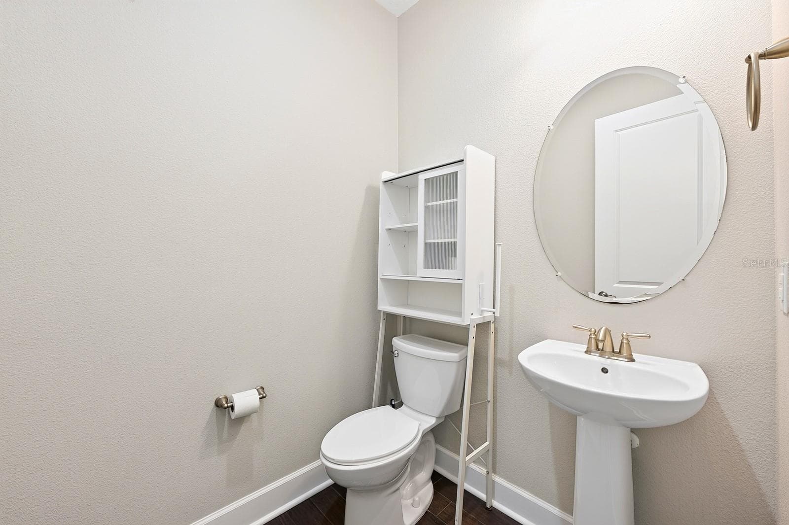 Main floor powder room for guests. - 8130 LAUREATE BLVD, ORLANDO