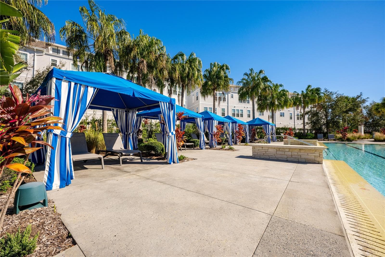 Poolside Cabanas. - 8130 LAUREATE BLVD, ORLANDO