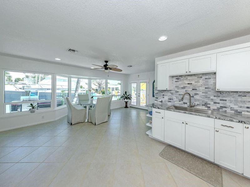 Single Family Residence at 918 GIBBS RD, VENICE, photo 21 of 48