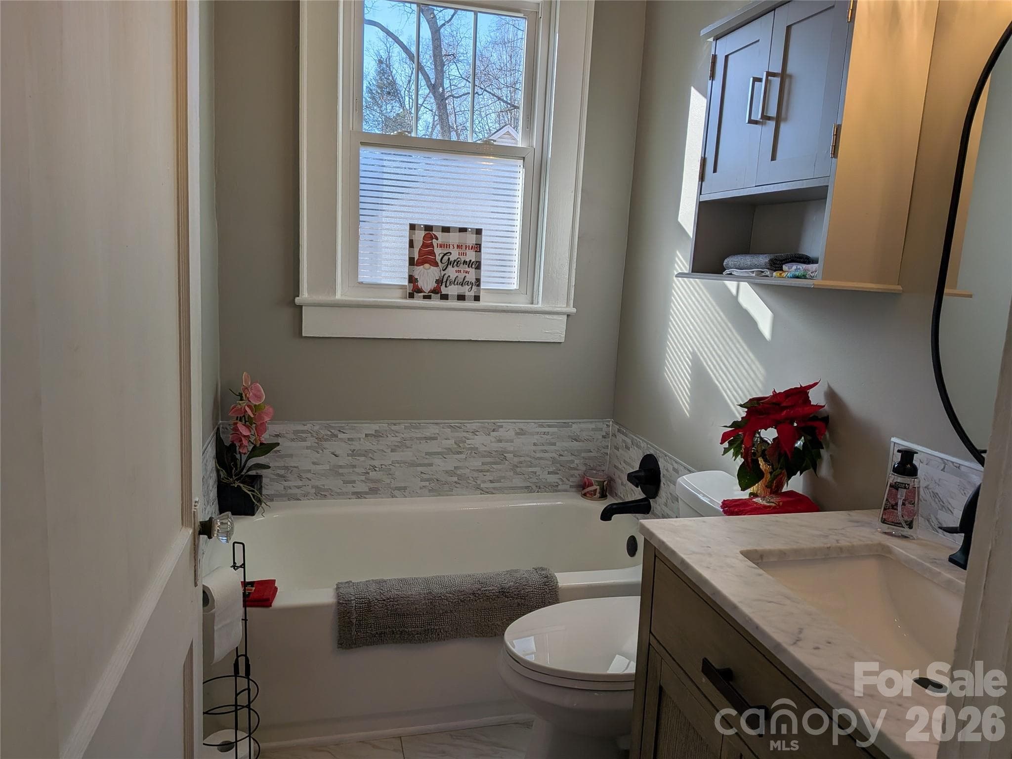 Hall full bathroom. - 933 W Warren Street, Shelby