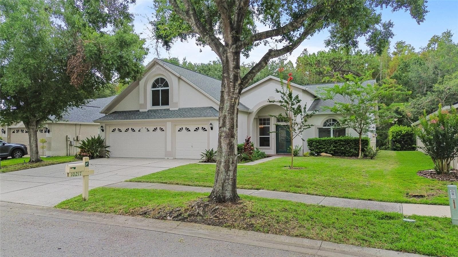 Single Family Residence at 10217 TIMBERLAND POINT DR, TAMPA, photo 3 of 44