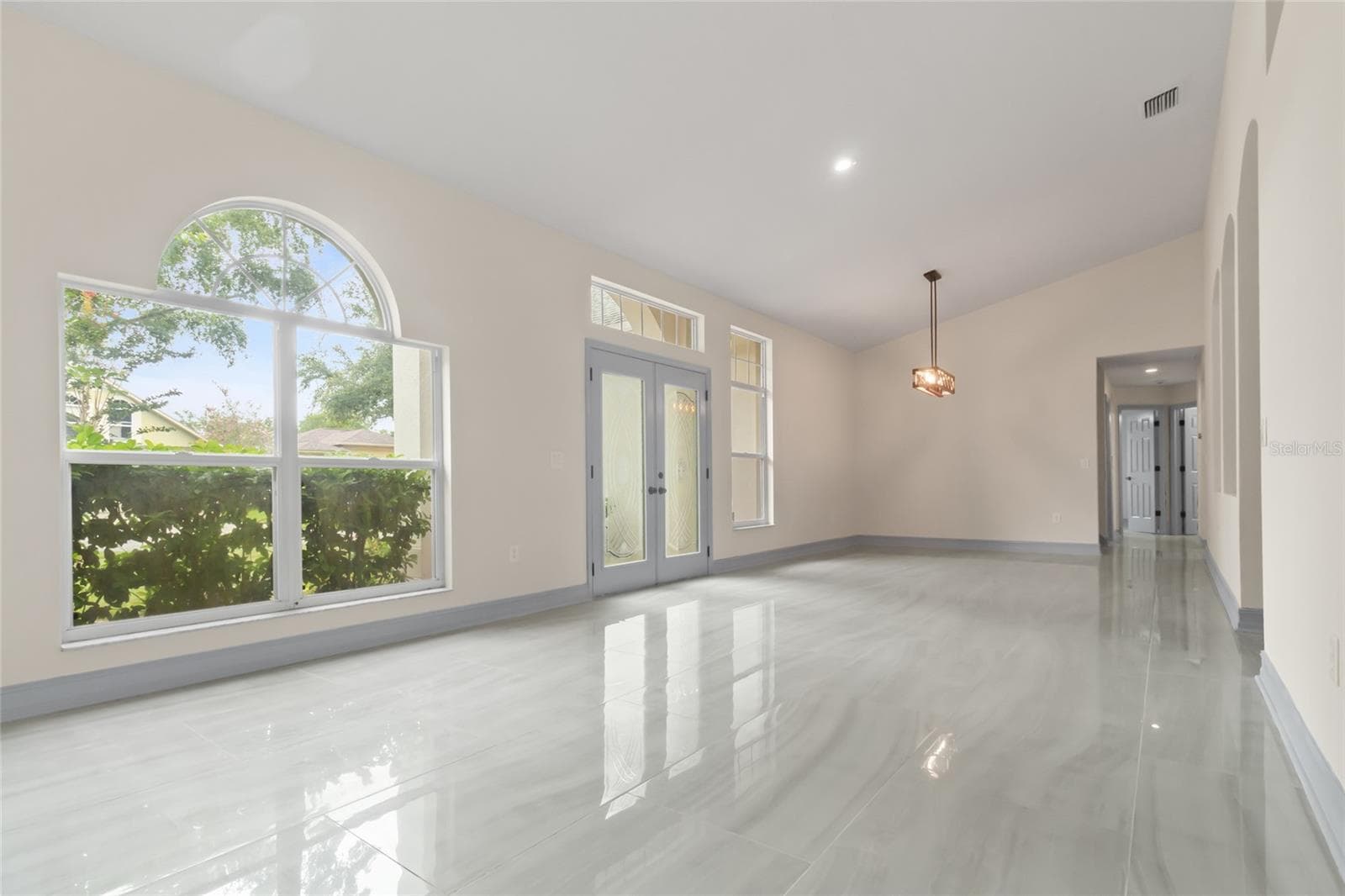 Single Family Residence at 10217 TIMBERLAND POINT DR, TAMPA, photo 6 of 44