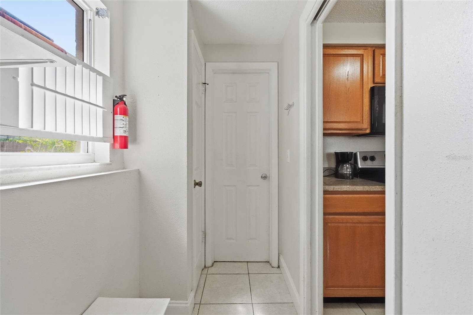 mudroom off the garage leading to the backyard - 5008 27TH AVE W, BRADENTON