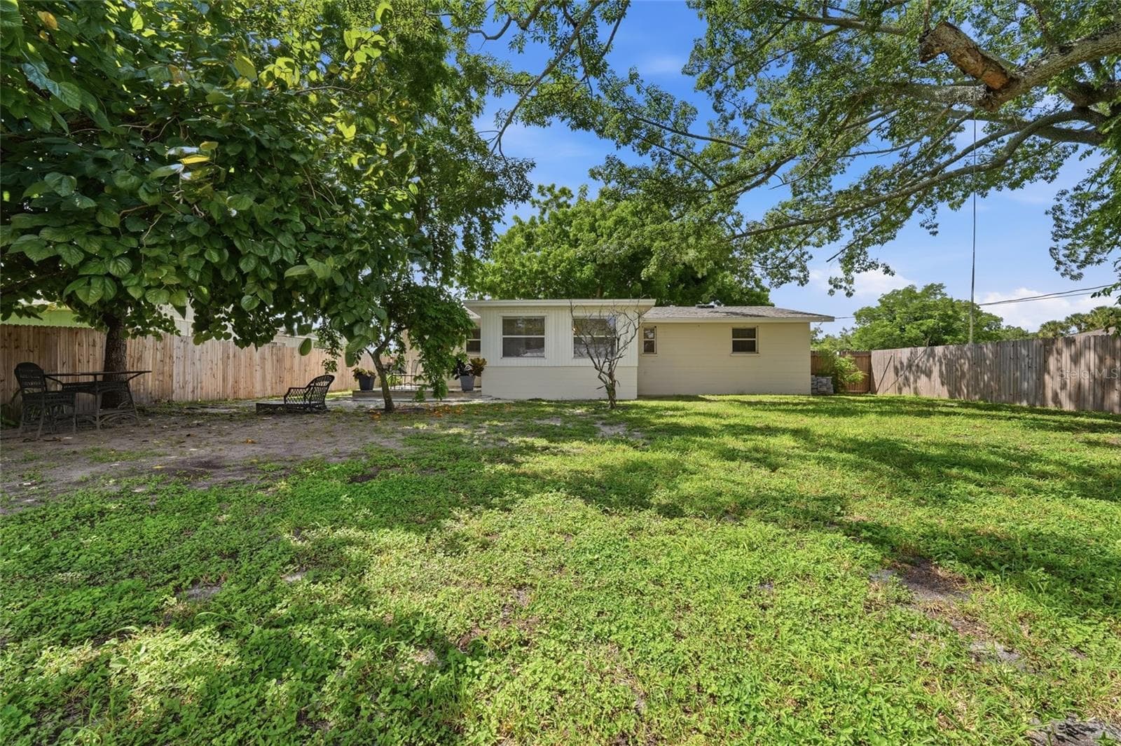 beautiful lush backyard with several fruit trees including starfruit - 5008 27TH AVE W, BRADENTON