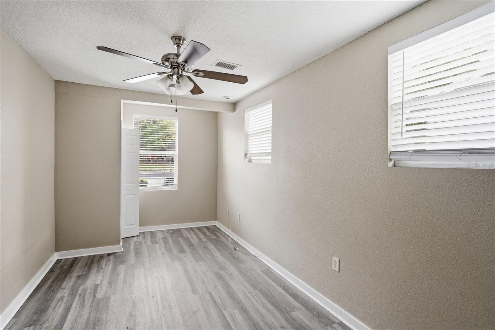 Single Family Residence at 1514 CREST AVE, LEESBURG, photo 10 of 24