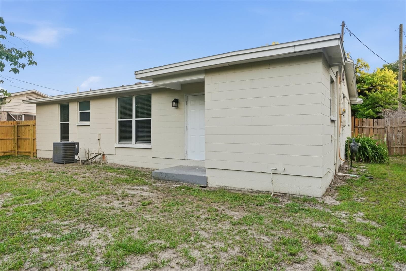 Single Family Residence at 1514 CREST AVE, LEESBURG, photo 21 of 24