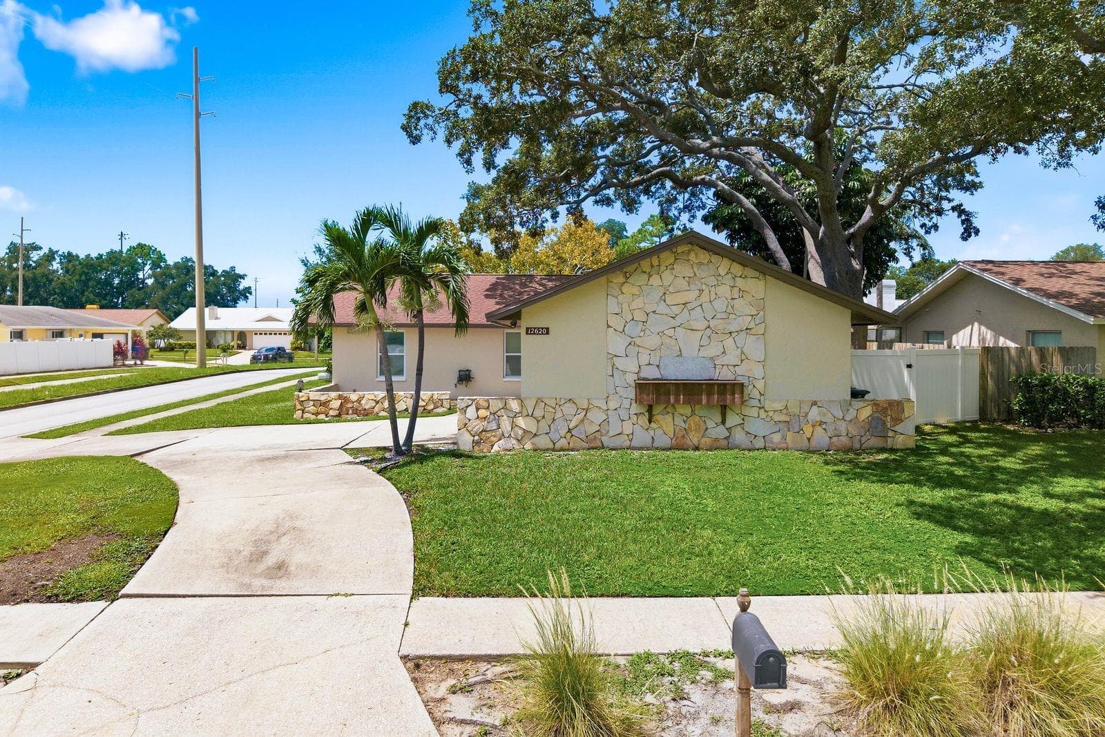 Beautiful curb appeal + that convenient circular drive! - 12620 115TH ST, LARGO